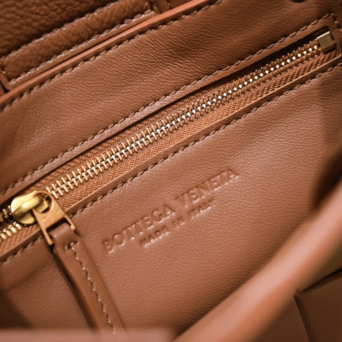 Batch 1460 New 🔻 Mini Intreccio woven leather tote bag with removable shoulder strap • One internal zip pocket • Magnetic closure • Lining: Composite sheepskin • Accessories: Gold finish • Height: 22 cm • Width: 16.5 cm • Depth: 5.5 cm • Handle height: 11.5 cm • Strap height: 50 cm Model number: 6688-3#